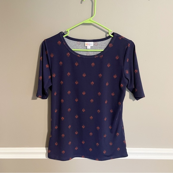 ⭐️4 for $10⭐️ Lularoe Short Sleeve T Shirt. Women’s Large Navy / Red Shirt. - Picture 3 of 9